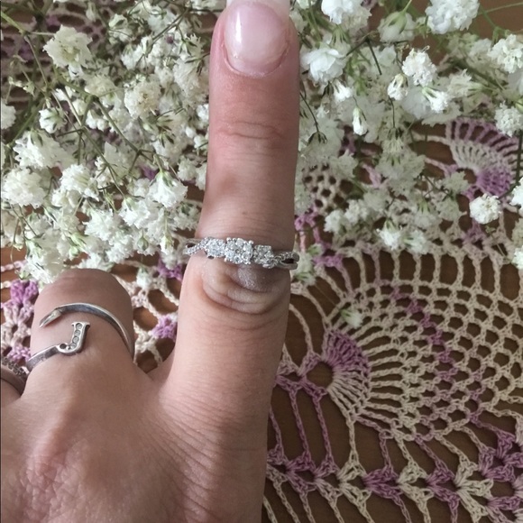 Beautiful Sterling Silver & Diamond Ring💍💎💍 - Picture 4 of 4